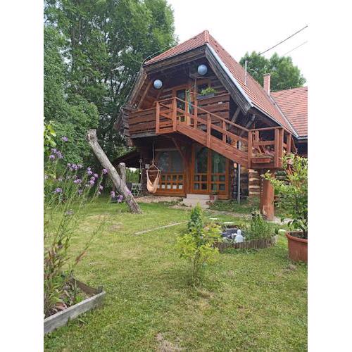 Apartman egy Makovecz Imre tervezte házban