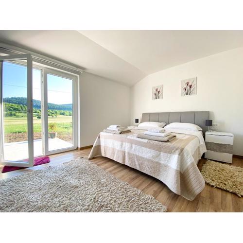 Apartman Fenestra s terasom i pogledom na Gacku