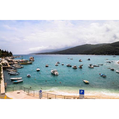 Apartman Gulliver in the center, 10 meters from the sea with private parking in natural shade