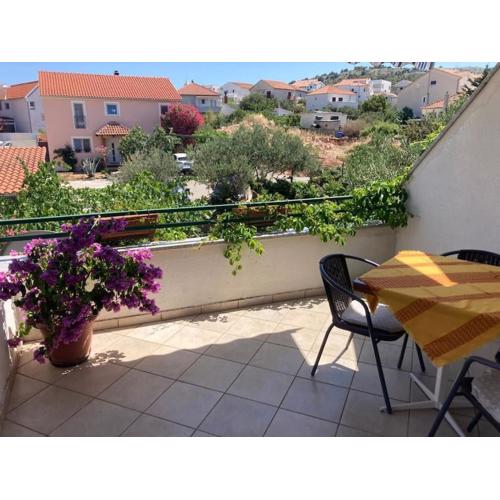Apartman s kuhinjom i privatnom terasom u centru