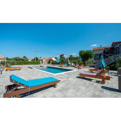 Apartmant Franica with heated pool and jacuzzi