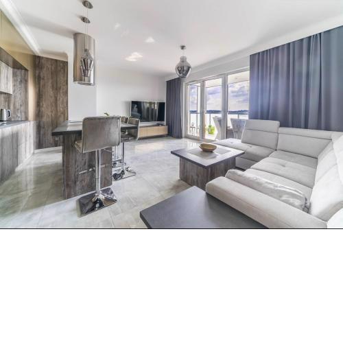 ApartMate- City View Comfy Apartment by the Sea & free gym