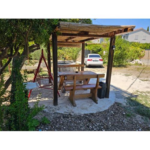 Apartment Antonio, on the seafront with garden