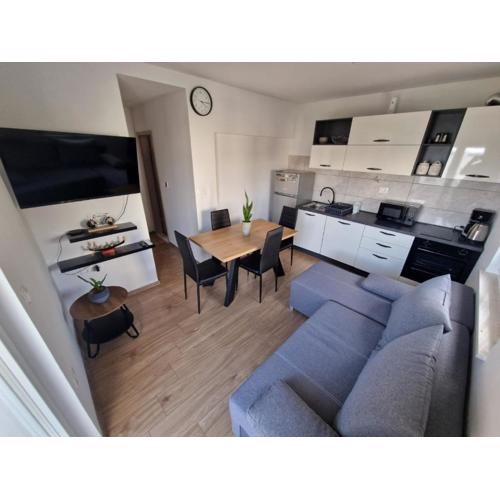 Apartment Antonio with balcony near the beach