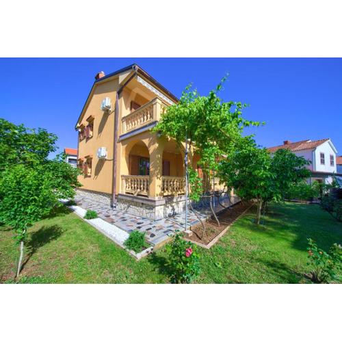 Apartment BAZINA - airconditioning, parking, 500m from the beach