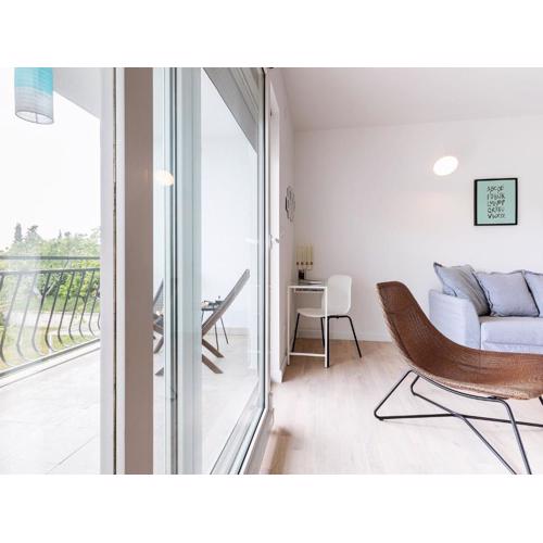 Apartment Black & White ST - Comfort Two Bedroom Apartment with Balcony
