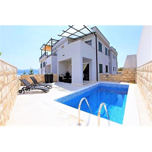 Apartment Bol A6 with Pool from 45 EUR per Person