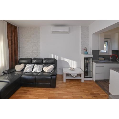 APARTMENT CENTER Ana