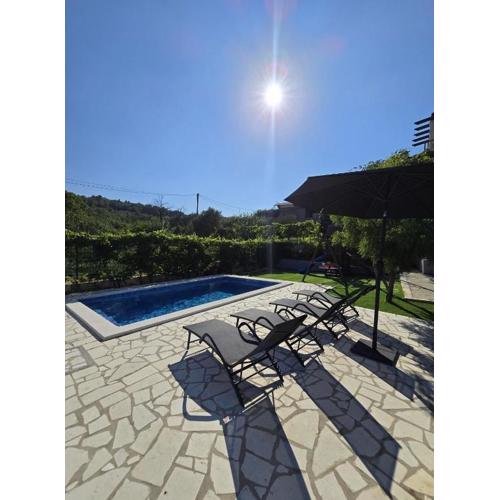 Apartment Dawn- cozy apartment with private pool near Omiš