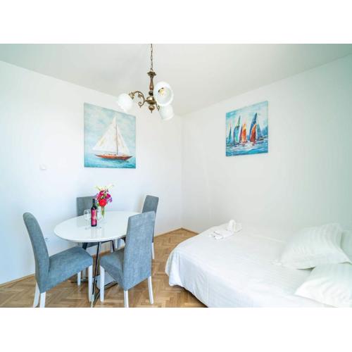 Apartment Debos - One-Bedroom Apartment with Balcony and Sea View