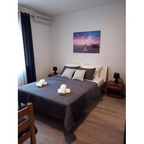 Apartment Dora-100m from the central beach
