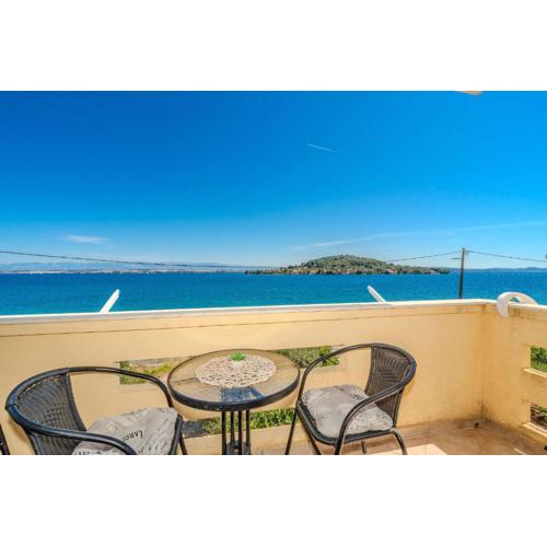 Apartment for 4 persons, by the sea and with beautiful view