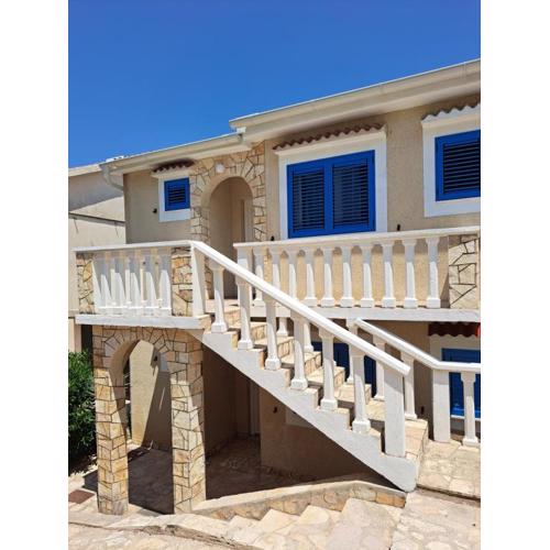 Apartment Frani 1 (Pag, Croatia, 2+2, free parking)