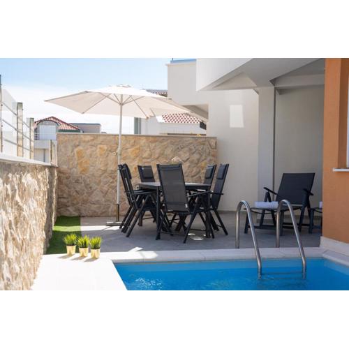 Apartment Funtastic with Private Pool