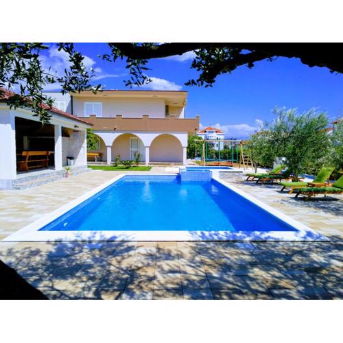 Apartment House Kaštela with heated pool & jacuzzi
