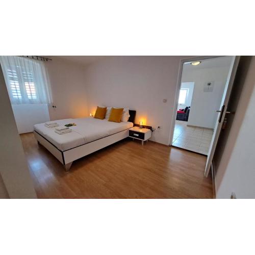 Apartment house Vinka near the beach in Funtana