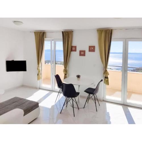 Apartment in Makarska with garden