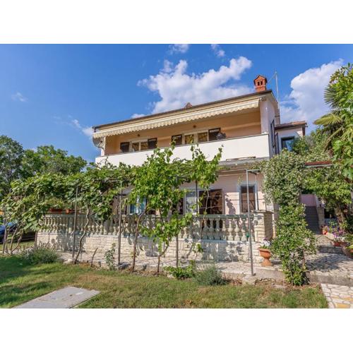Apartment in Medulin near Beach