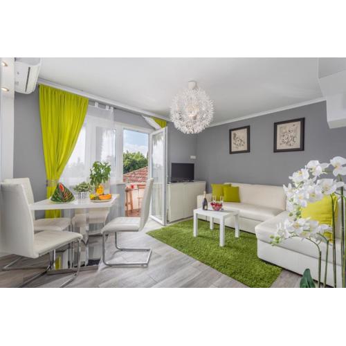 Apartment in Njivice with sea view, balcony, air conditioning, WiFi (4930-2)