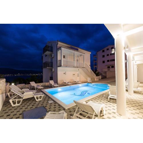 Apartment in Okrug Donji with sea view, balcony, air conditioning, WiFi 5166-5