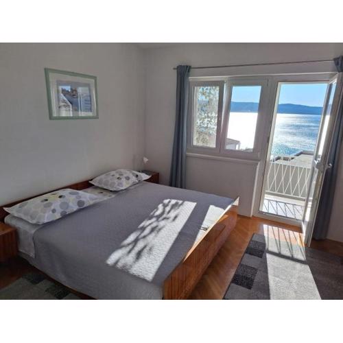 Apartment in Omiš with sea view, balcony, air conditioning, Wi-Fi (161-4)