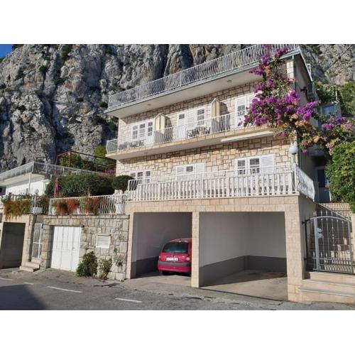 Apartment in Omiš with sea view, balcony, Wi-Fi (161-3)