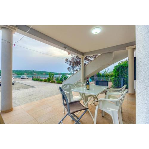 Apartment in Pirovac with sea view, terrace, air conditioning, WiFi (4925-2)