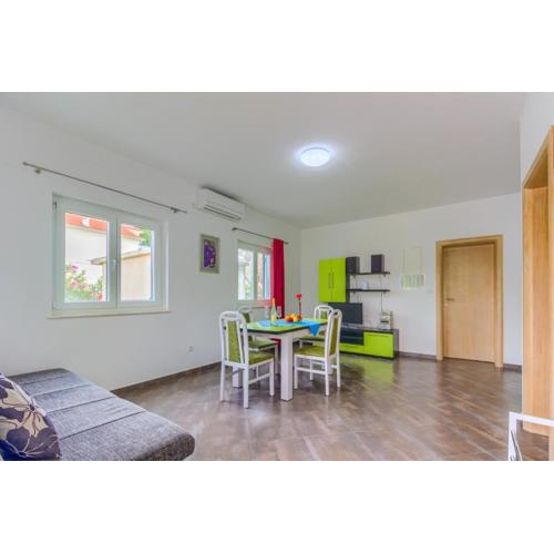 Apartment in Pirovac with terrace, air conditioning, WiFi (4925-3)
