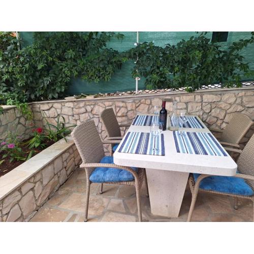 Apartment in Povlja with sea view, terrace, W-LAN 4991-2