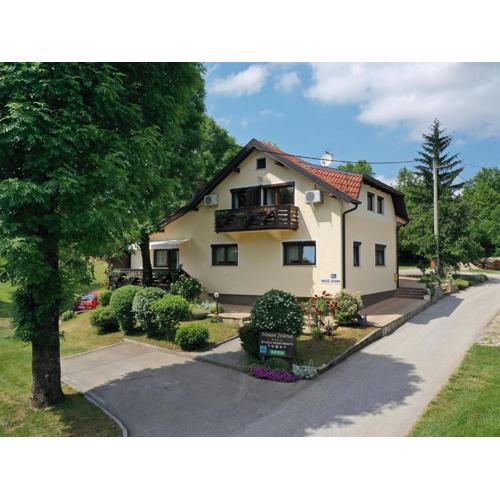 Apartment in Seliste Dreznicko with garden