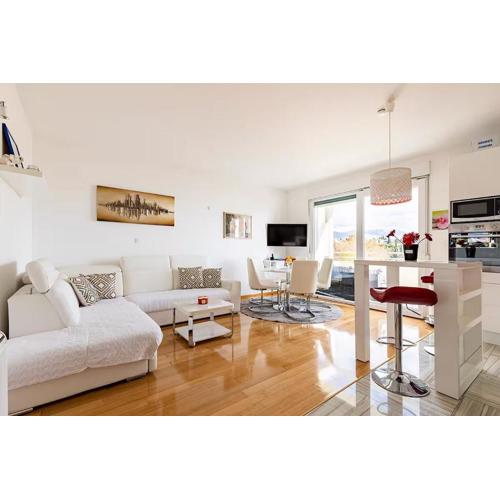 Apartment in Split near Beach with balcony, air conditioning, WiFi 5141-1