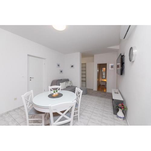 Apartment in Supetar with terrace, air conditioning, W-LAN 3553-4