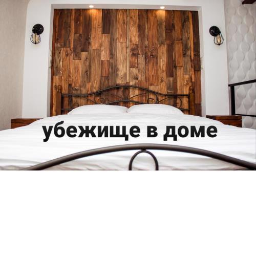 Apartment in the city center in the house with Atlantes