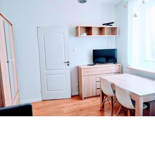 Apartment Krakow - blisko Centrum - Podgórze, kuchnia, łazienka, sypialnia z dwoma łóżkami