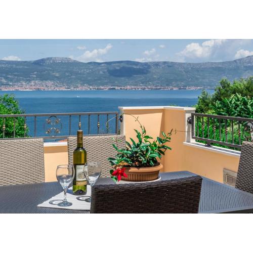 Apartment Leut with spacious terrace and sea view