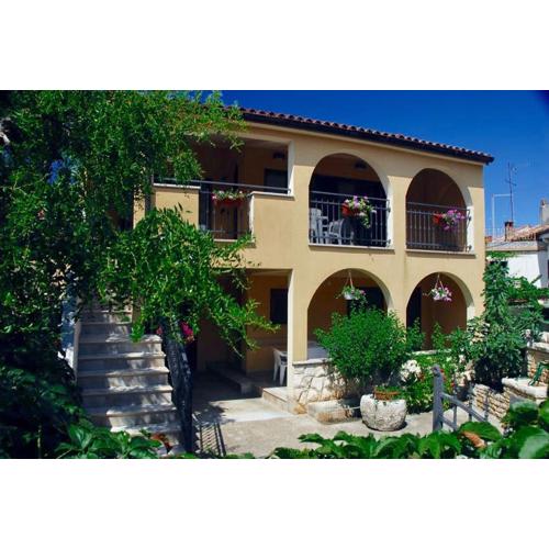 Apartment LIVIA with 2 cozy terraces near Pula