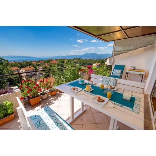 APARTMENT MAGDA with a parking space and sea view