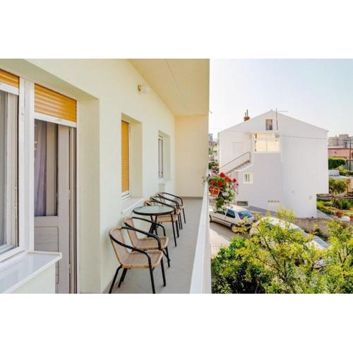 Apartment Marko ST - Three Bedroom Apartment with Balcony and Garden View