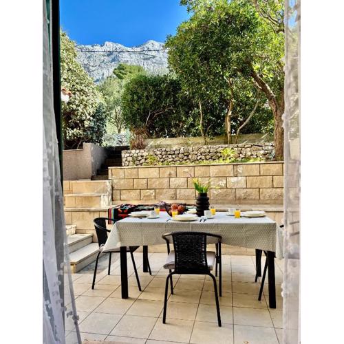 Apartment Marko with terrace and mountain view in Brela
