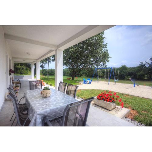 Apartment mit großem Garten, Spielbereich