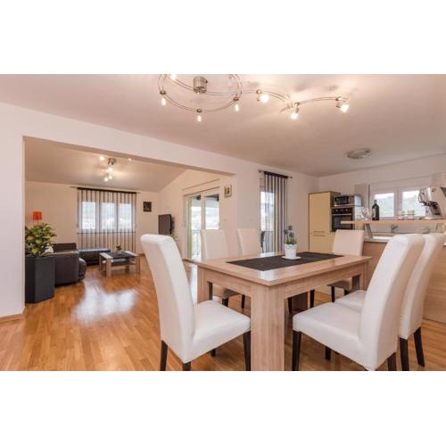 Apartment Natalie Sea View with 3 Bedrooms and everything is air-conditioned
