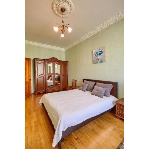 Apartment near Lva Tolstoho Square