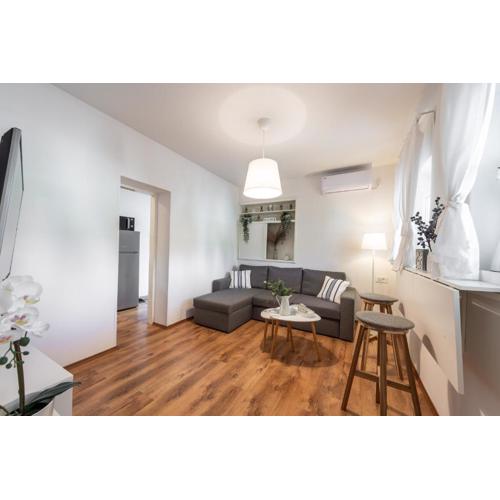 Apartment Near Old Town, FREE PARKING & Huge Garden