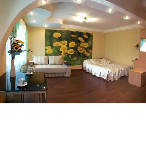 Квартира на проспекте Александра Поля с ромашками (Apartment on the Oleksandra Polia avenue with chamomiles)