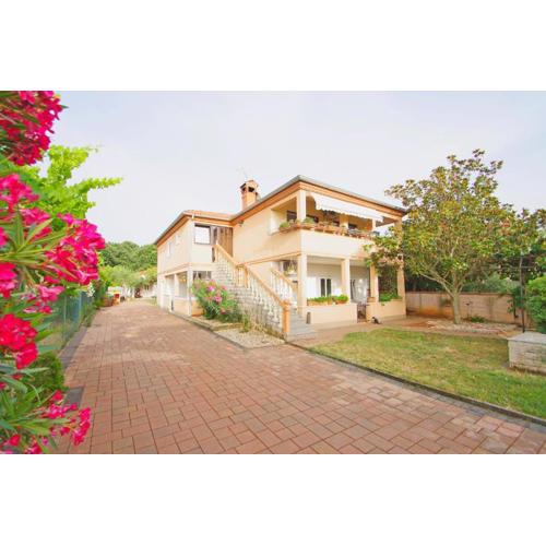 Apartment Pineta in village Valbandon
