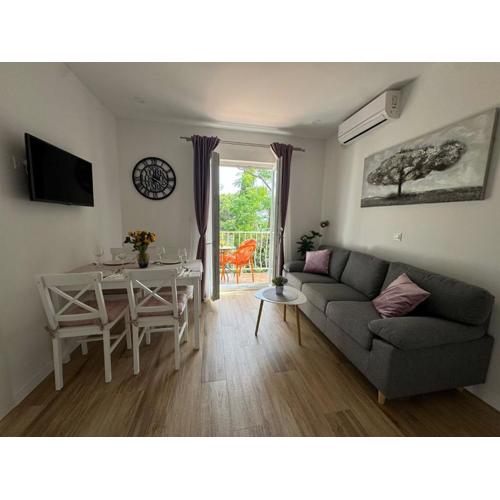 Apartment & Rooms Papa - Two Bedroom Apartment with Balcony and Partial Sea View