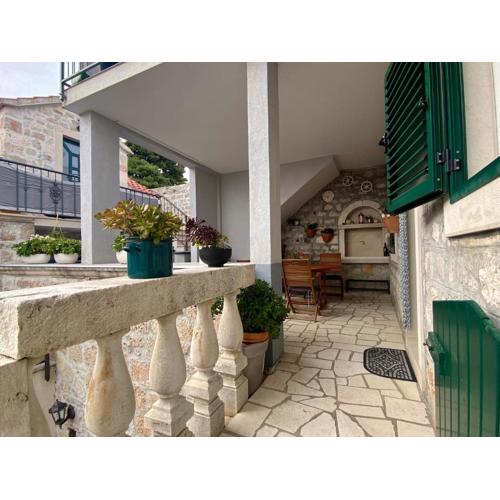 Apartment Simon - Old Stone Charm, Central Bol Life