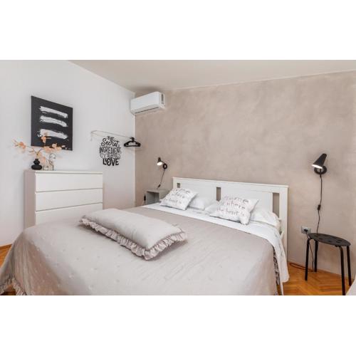 Apartment Tesic close to the sea with shared 4xbicycles