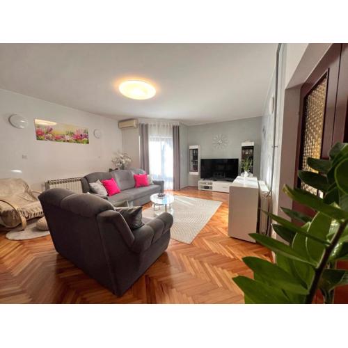 Apartment TiGo - 2 bedrooms, 2 bathrooms, terrace and big garden