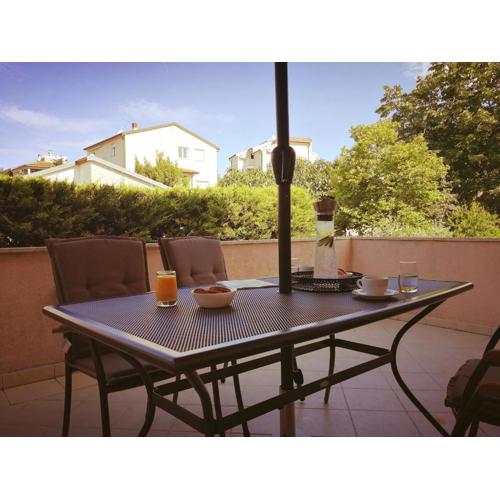 Apartment Tina by the beach